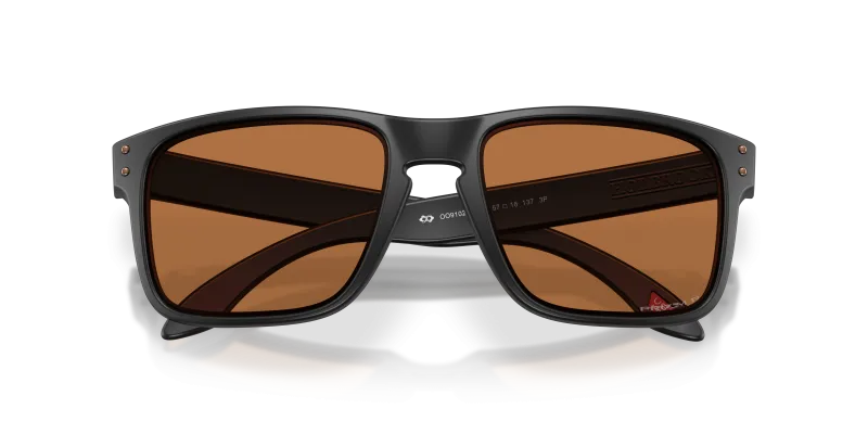 แว่นกันแดด Oakley OO9102-AM close-up ด้านหน้า