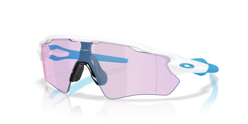 แว่นกันแดด Oakley Radar EV Path OO9208-G8 Matte White Prizm Transitions Cobalt แว่นกันแดด Oakley OO9208-G8 มุมเฉียง สีขาวด้าน สำหรับผู้ชาย
