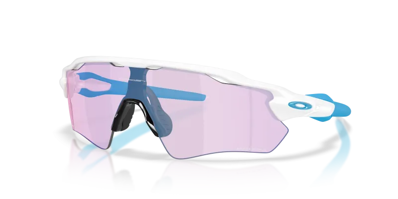 แว่นกันแดด Oakley Radar EV Path OO9208-G8 Matte White Prizm Transitions Cobalt แว่นกันแดด Oakley OO9208-G8 มุมเฉียง สีขาวด้าน สำหรับผู้ชาย