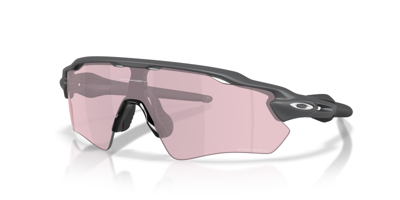 แว่นกันแดด Oakley OO9208-G9 มุมเฉียง สี Matte Carbon สำหรับผู้ชาย