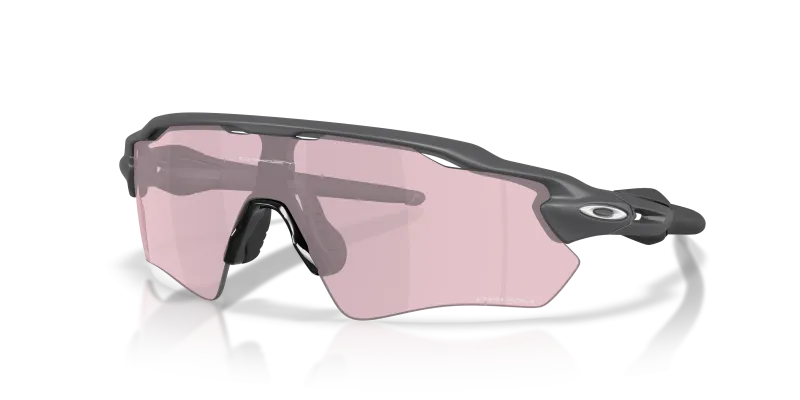 แว่นกันแดด Oakley Radar EV Path OO9208-G9 Matte Carbon Prizm Transitions Black แว่นกันแดด Oakley OO9208-G9 มุมเฉียง สี Matte Carbon สำหรับผู้ชาย