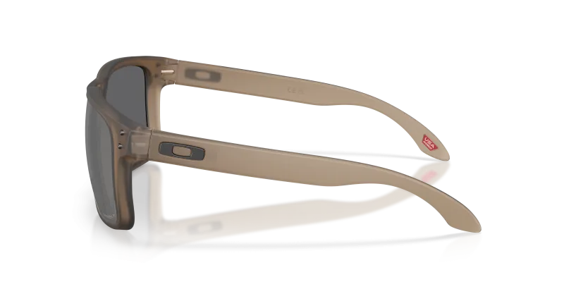 แว่นกันแดด Oakley OO9417-57 มุมข้าง ขาแว่นสีมะฮอกกานีโปร่งใส