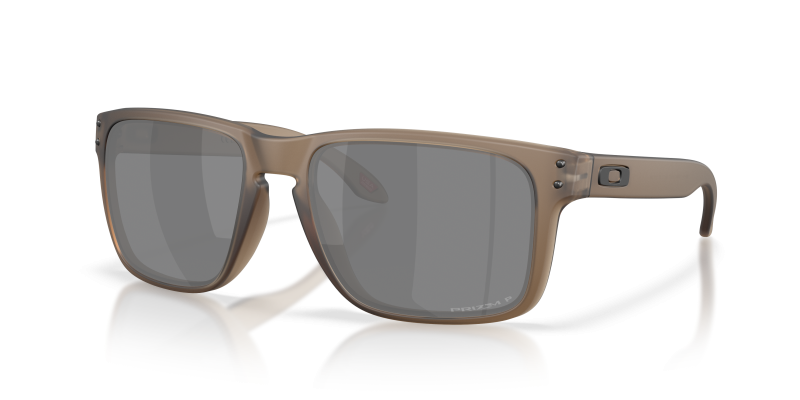 แว่นกันแดด Oakley Holbrook XL OO9417-57 Translucent Mahogany Prizm Black Polarized แว่นกันแดด Oakley OO9417-57 มุมเฉียง สีมะฮอกกานีโปร่งใส สำหรับผู้ชาย