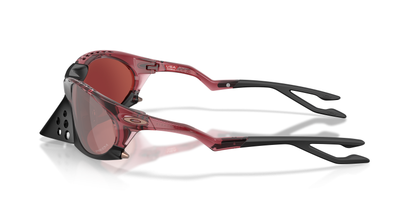 แว่นกันแดด Oakley OO9437-16 มุมข้าง ขาแว่นสีแดงเหล็กโปร่งใส