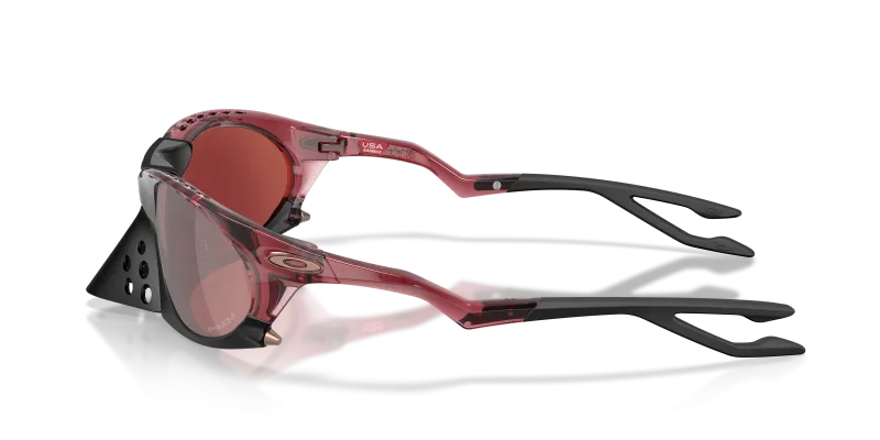 แว่นกันแดด Oakley OO9437-16 มุมข้าง ขาแว่นสีแดงเหล็กโปร่งใส
