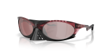 แว่นกันแดด Oakley Plantaris OO9437-16 Transparent Iron Red Prizm Snow Black Iridium แว่นกันแดด Oakley OO9437-16 มุมเฉียง สีแดงเหล็กโปร่งใส สำหรับผู้ชาย