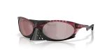 แว่นกันแดด Oakley Plantaris OO9437-16 Transparent Iron Red Prizm Snow Black Iridium แว่นกันแดด Oakley OO9437-16 มุมเฉียง สีแดงเหล็กโปร่งใส สำหรับผู้ชาย