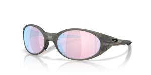 แว่นกันแดด Oakley OO9438-41 มุมเฉียง สีเทาควันด้าน สำหรับผู้ชาย