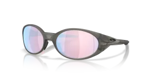 แว่นกันแดด Oakley OO9438-41 มุมเฉียง สีเทาควันด้าน สำหรับผู้ชาย