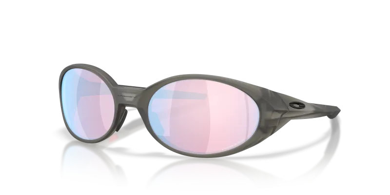 แว่นกันแดด Oakley OO9438-41 มุมเฉียง สีเทาควันด้าน สำหรับผู้ชาย