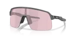 Oakley OO9463A-39 946339 แว่นกันแดดสีเทาคาร์บอนด้าน เลนส์ Prizm Transitions Black ผู้ชาย