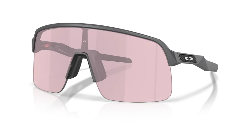 Oakley OO9463A-39 946339 แว่นกันแดดสีเทาคาร์บอนด้าน เลนส์ Prizm Transitions Black ผู้ชาย