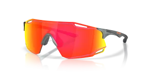 แว่นกันแดด Oakley OO9513D-12 มุมเฉียง สี Matte Crystal Black สำหรับทุกเพศ