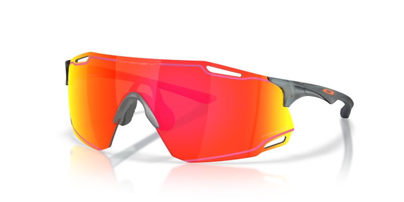 แว่นกันแดด Oakley Cybr Dyno OO9513D-12 Matte Crystal Black Prizm Ruby แว่นกันแดด Oakley OO9513D-12 มุมเฉียง สี Matte Crystal Black สำหรับทุกเพศ