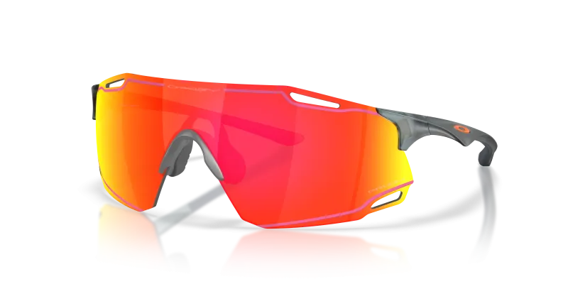 แว่นกันแดด Oakley Cybr Dyno OO9513D-12 Matte Crystal Black Prizm Ruby แว่นกันแดด Oakley OO9513D-12 มุมเฉียง สี Matte Crystal Black สำหรับทุกเพศ