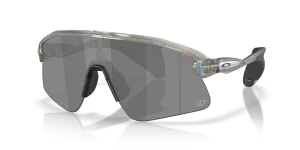 แว่นกันแดด Oakley OO9517-18 มุมเฉียง สีมูนดัสต์หมึกเทา สำหรับทุกเพศ