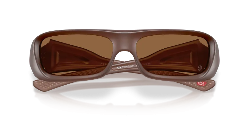 แว่นกันแดด Oakley OO9520-10 close-up ด้านหน้า