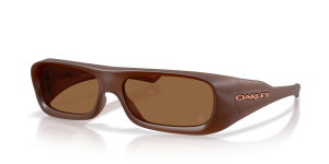 แว่นกันแดด Oakley OO9520-10 มุมเฉียง สีมะฮอกกานีโปร่งใสเนื้อแมท สำหรับทุกเพศ