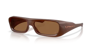 แว่นกันแดด Oakley OO9520-10 มุมเฉียง สีมะฮอกกานีโปร่งใสเนื้อแมท สำหรับทุกเพศ