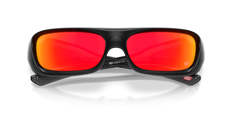 แว่นกันแดด Oakley OO9520-11 close-up ด้านหน้า