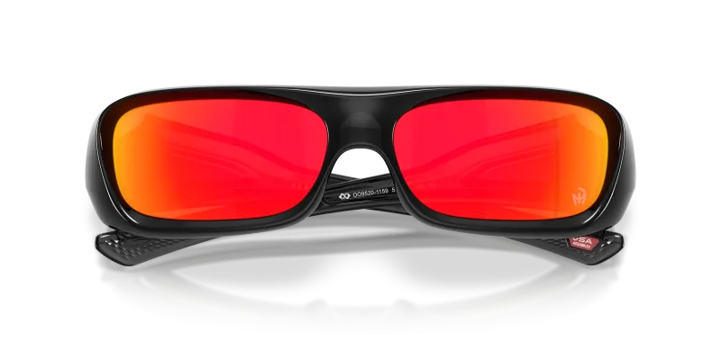 แว่นกันแดด Oakley OO9520-11 close-up ด้านหน้า