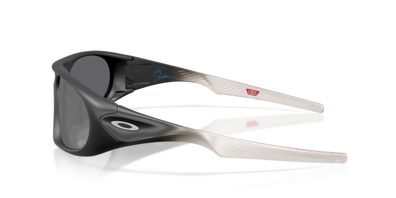 แว่นกันแดด Oakley OO9528-09 มุมข้าง ขาแว่นสีหมึกดำไล่ระดับสีเทา