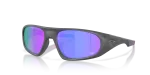 แว่นกันแดด Oakley Neoforma OO9528-11 Matte Carbon Prizm Violet แว่นกันแดด Oakley OO9528-11 มุมเฉียง สี Matte Carbon สำหรับทุกเพศ