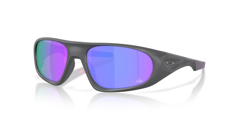 แว่นกันแดด Oakley Neoforma OO9528-11 Matte Carbon Prizm Violet แว่นกันแดด Oakley OO9528-11 มุมเฉียง สี Matte Carbon สำหรับทุกเพศ