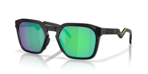 แว่นกันแดด Oakley OO9533-13 มุมเฉียง สี Matte Black Ink สำหรับทุกเพศ