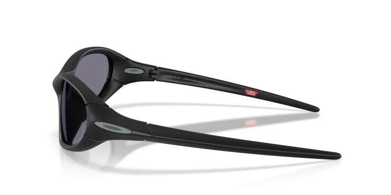 แว่นกันแดด Oakley OO9536-01 มุมข้าง ขาแว่นสีดำด้าน