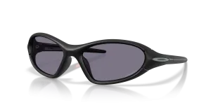 แว่นกันแดด Oakley OO9536-01 มุมเฉียง สีดำด้าน สำหรับทุกเพศ