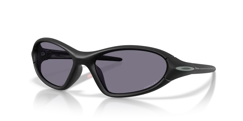 แว่นกันแดด Oakley OO9536-01 มุมเฉียง สีดำด้าน สำหรับทุกเพศ