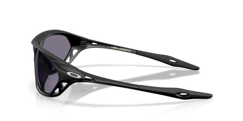 แว่นกันแดด Oakley OO9537-01 มุมข้าง ขาแว่นสีดำด้าน