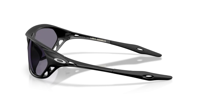 แว่นกันแดด Oakley OO9537-01 มุมข้าง ขาแว่นสีดำด้าน