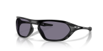 แว่นกันแดด Oakley Cage Jacket OO9537-01 Matte Black Prizm Grey แว่นกันแดด Oakley OO9537-01 มุมเฉียง สีดำด้าน สำหรับทุกเพศ