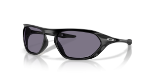 แว่นกันแดด Oakley OO9537-01 มุมเฉียง สีดำด้าน สำหรับทุกเพศ