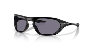 แว่นกันแดด Oakley OO9537-01 มุมเฉียง สีดำด้าน สำหรับทุกเพศ