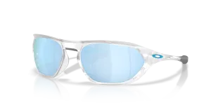 แว่นกันแดด Oakley OO9537-02 มุมเฉียง สีใสด้าน สำหรับทุกเพศ