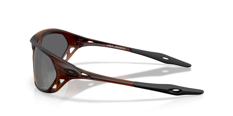 แว่นกันแดด Oakley OO9537-04 มุมข้าง ขาแว่นสี Matte Rootbeer