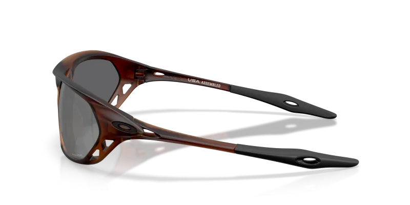 แว่นกันแดด Oakley OO9537-04 มุมข้าง ขาแว่นสี Matte Rootbeer