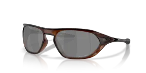 แว่นกันแดด Oakley OO9537-04 มุมเฉียง สี Matte Rootbeer สำหรับทุกเพศ