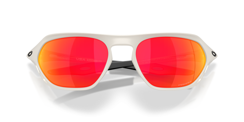 แว่นกันแดด Oakley OO9537-05 close-up ด้านหน้า