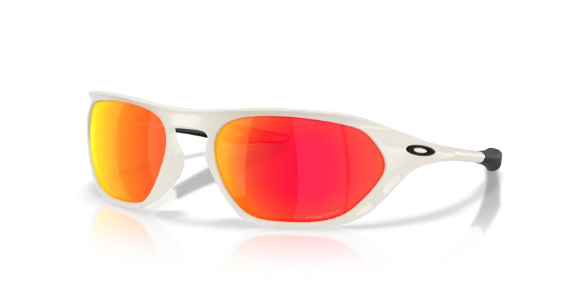 แว่นกันแดด Oakley OO9537-05 มุมเฉียง สีละอองด้าน สำหรับทุกเพศ