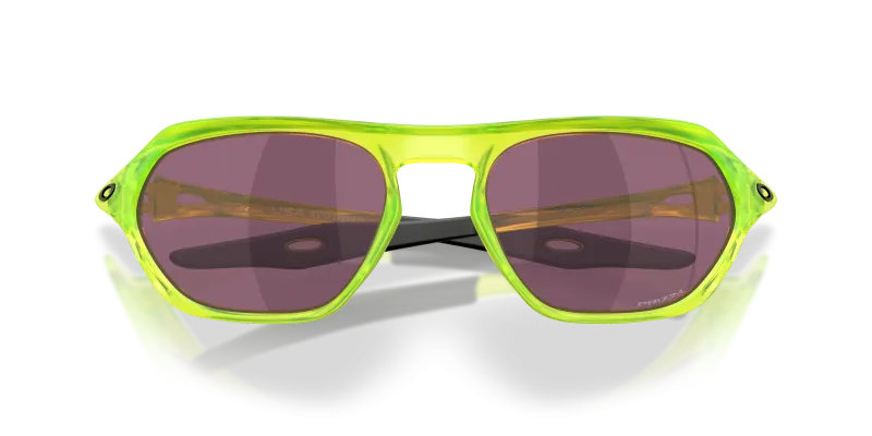 แว่นกันแดด Oakley OO9537-07 close-up ด้านหน้า