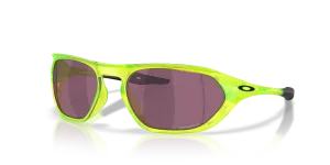 แว่นกันแดด Oakley OO9537-07 มุมเฉียง สี Matte Uranium สำหรับทุกเพศ