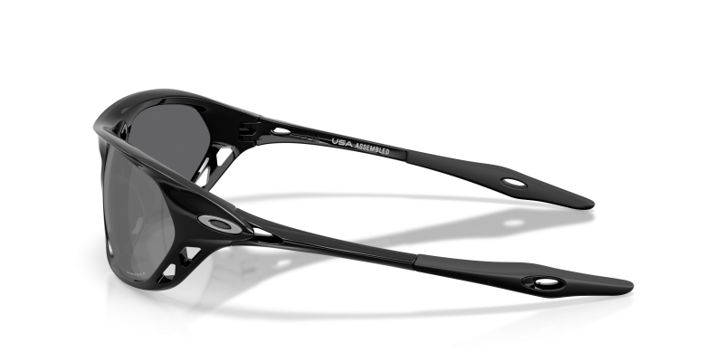 แว่นกันแดด Oakley OO9537-08 มุมข้าง ขาแว่นสีดำขัดเงา