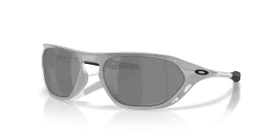 แว่นกันแดด Oakley OO9537-09 มุมเฉียง สีเงิน X สำหรับทุกเพศ