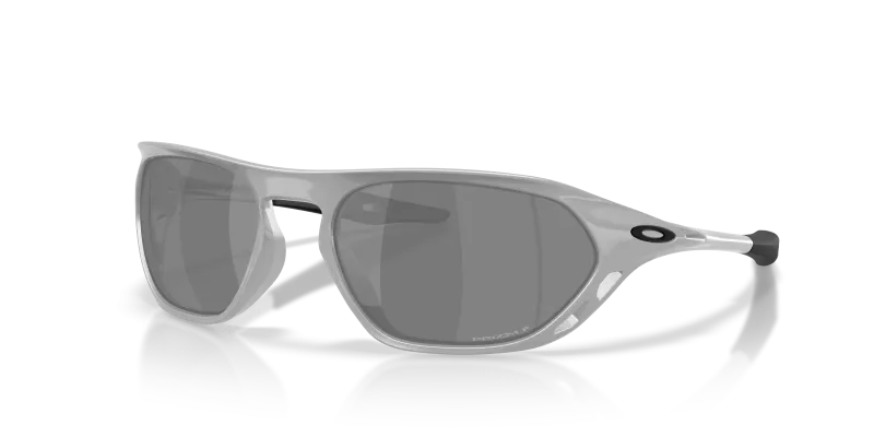 แว่นกันแดด Oakley Cage Jacket OO9537-09 เงิน X Prizm Black Polarized แว่นกันแดด Oakley OO9537-09 มุมเฉียง สีเงิน X สำหรับทุกเพศ