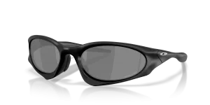 แว่นกันแดด Oakley OO9539-01 มุมเฉียง สีดำด้าน สำหรับทุกเพศ