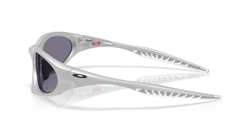 แว่นกันแดด Oakley OO9539-03 มุมข้าง ขาแว่นสีเงิน X